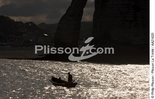 Pêcheurs à Etretat. - © Philip Plisson / Plisson La Trinité / AA21620 - Nos reportages photos - Du Tréport à l'estuaire de la Seine