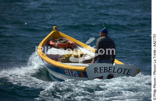 Pêcheur à Chausey. - © Philip Plisson / Plisson La Trinité / AA21751 - Nos reportages photos - Bateau à rames