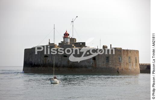 Le fort de l'Ouest devant Cherbourg. - © Philip Plisson / Plisson La Trinité / AA21811 - Nos reportages photos - Fort
