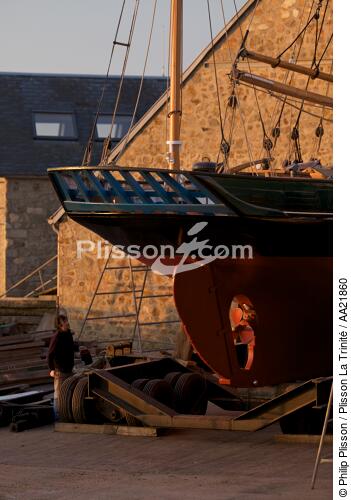 Saint-Vaast la Hougue. - © Philip Plisson / Plisson La Trinité / AA21860 - Nos reportages photos - Réparation navale