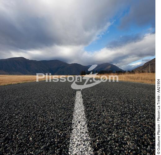 On the road again. - © Guillaume Plisson / Plisson La Trinité / AA21904 - Photo Galleries - Road