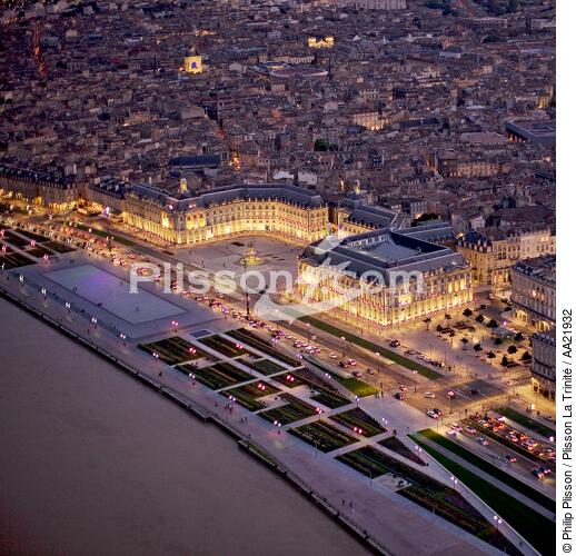 Crépuscule sur Bordeaux. - © Philip Plisson / Plisson La Trinité / AA21932 - Nos reportages photos - Format carré