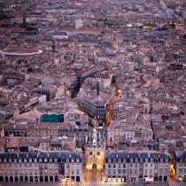 Crépuscule sur Bordeaux. © Philip Plisson / Plisson La Trinité / AA21933 - Nos reportages photos - Format carré