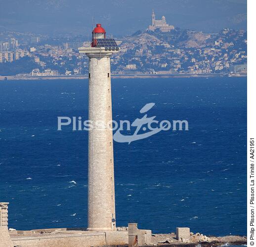 Le phare du Planier devant Marseille. - © Philip Plisson / Plisson La Trinité / AA21951 - Nos reportages photos - Phare [13]