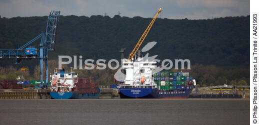 Bord de Seine. - © Philip Plisson / Plisson La Trinité / AA21993 - Photo Galleries - Containerships, the excess