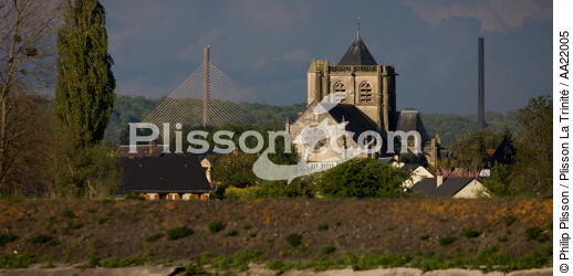 Bord de Seine. - © Philip Plisson / Plisson La Trinité / AA22005 - Nos reportages photos - Eglise