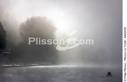 Mist on the River Seine. - © Philip Plisson / Plisson La Trinité / AA22033 - Photo Galleries - Seine [The]