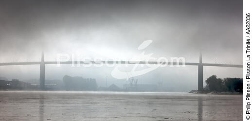 Brotonne Bridge in the fog. - © Philip Plisson / Plisson La Trinité / AA22036 - Photo Galleries - Suspended bridge