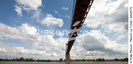 Sous le pont de Tancarville. - © Philip Plisson / Plisson La Trinité / AA22070 - Nos reportages photos - Seine Maritime