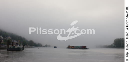 Mist on the River Seine. - © Philip Plisson / Plisson La Trinité / AA22084 - Photo Galleries - Barge