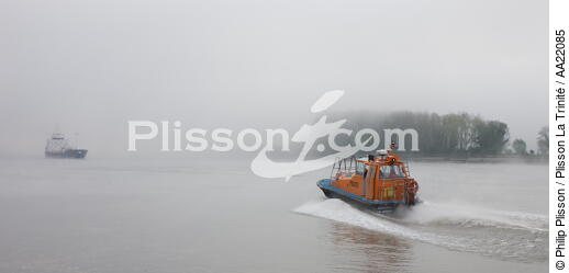 Mist on the River Seine. - © Philip Plisson / Plisson La Trinité / AA22085 - Photo Galleries - Pilot boat