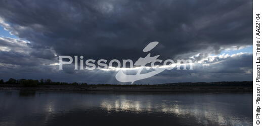 Light on the Seine. - © Philip Plisson / Plisson La Trinité / AA22104 - Photo Galleries - Sky