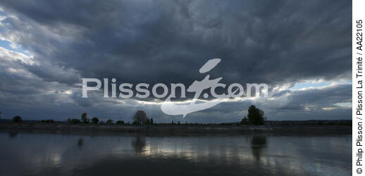 Light on the Seine. - © Philip Plisson / Plisson La Trinité / AA22105 - Photo Galleries - Sky