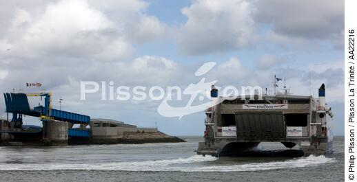 Ouistréham. - © Philip Plisson / Plisson La Trinité / AA22216 - Nos reportages photos - Ferry