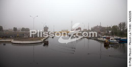 Canal from Caen to the sea - © Philip Plisson / Plisson La Trinité / AA22226 - Photo Galleries - Mist