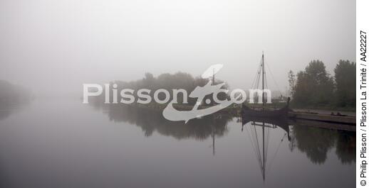 Canal from Caen to the sea - © Philip Plisson / Plisson La Trinité / AA22227 - Photo Galleries - Mist