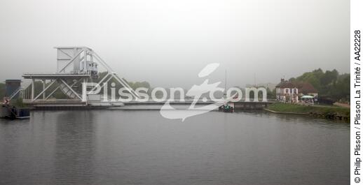 Sur le Canal de Caen à la mer. - © Philip Plisson / Plisson La Trinité / AA22228 - Nos reportages photos - Pont