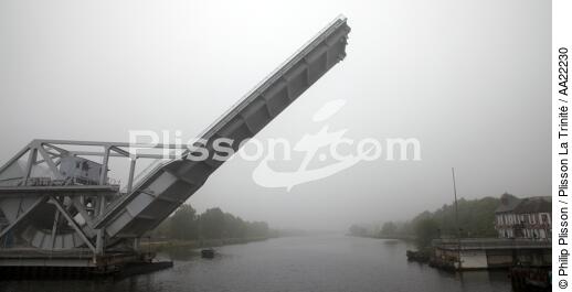 Canal from Caen to the sea - © Philip Plisson / Plisson La Trinité / AA22230 - Photo Galleries - Mist