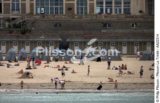 Dinard. - © Philip Plisson / Plisson La Trinité / AA22314 - Nos reportages photos - Cabine de plage