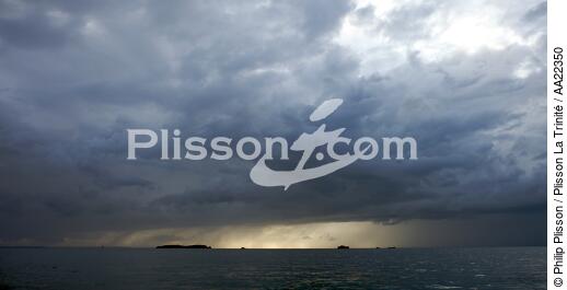Devant Saint-Malo. - © Philip Plisson / Plisson La Trinité / AA22350 - Nos reportages photos - Fort