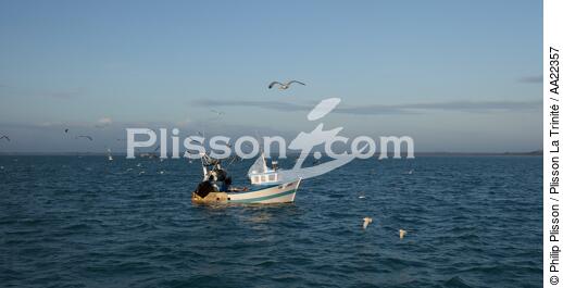 pêche devant Cancale. - © Philip Plisson / Plisson La Trinité / AA22357 - Nos reportages photos - Ville [35]