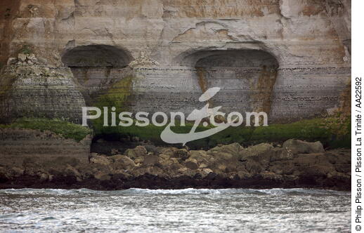 Falaises à la Pointe du Hoc. - © Philip Plisson / Plisson La Trinité / AA22592 - Nos reportages photos - De Honfleur à Saint-Vaast-La-Hougue