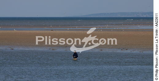 Angling in Ouistreham. - © Philip Plisson / Pêcheur d’Images / AA22611 - Photo Galleries - Town [14]