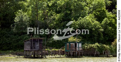 On the edge of Rance - © Philip Plisson / Plisson La Trinité / AA22658 - Photo Galleries - Square net fishing