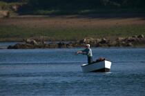 Pêche sur la Rance. © Philip Plisson / Plisson La Trinité / AA22731 - Nos reportages photos - Barque