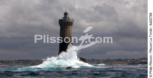 Le phare du Four. - © Philip Plisson / Plisson La Trinité / AA22766 - Nos reportages photos - Ciel gris