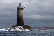 Le phare du Four. © Philip Plisson / Plisson La Trinité / AA22768 - Nos reportages photos - Ciel gris