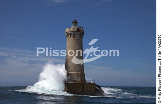 Le phare du Four. - © Philip Plisson / Plisson La Trinité / AA22780 - Nos reportages photos - Ciel bleu