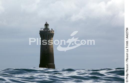 Le phare du Four. - © Philip Plisson / Plisson La Trinité / AA22794 - Nos reportages photos - Mer calme