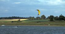 Kitesurf sur la Rance. © Philip Plisson / Plisson La Trinité / AA22802 - Nos reportages photos - 16/9 horizontal