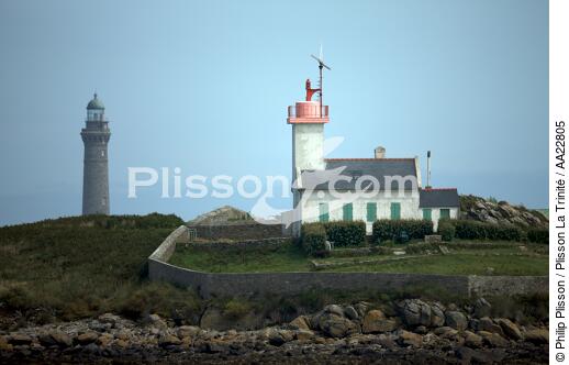 Le phare de l'île Vierge - © Philip Plisson / Plisson La Trinité / AA22805 - Nos reportages photos - Ciel bleu