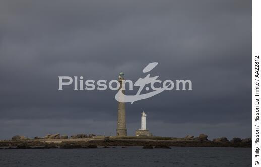 Le phare de l'île Vierge - © Philip Plisson / Plisson La Trinité / AA22812 - Nos reportages photos - Ciel gris