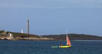 Le phare de l'île Vierge © Philip Plisson / Plisson La Trinité / AA22820 - Nos reportages photos - Ciel bleu