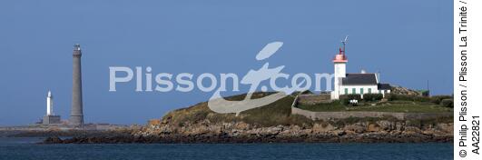 Le phare de l'île Vierge - © Philip Plisson / Plisson La Trinité / AA22821 - Nos reportages photos - Ciel bleu