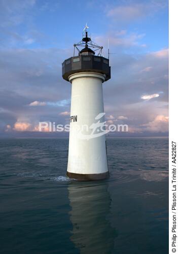 Le phare de la Pierre de Herpin. - © Philip Plisson / Plisson La Trinité / AA22827 - Nos reportages photos - Phare [35]