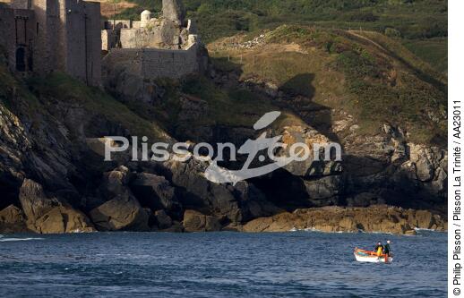 In front of Fort La Latte - © Philip Plisson / Plisson La Trinité / AA23011 - Photo Galleries - Rowing boat
