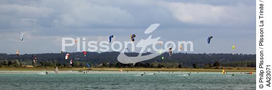 Kitesurfing in Lancieux. - © Philip Plisson / Plisson La Trinité / AA23071 - Photo Galleries - Town [22]