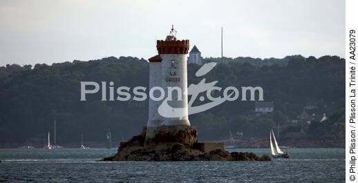 Le phare de la Croix à l'entrée du Trieux - © Philip Plisson / Plisson La Trinité / AA23079 - Nos reportages photos - Rivière