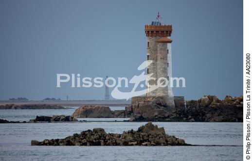 Le phare de la Croix à l'entrée du Trieux - © Philip Plisson / Pêcheur d’Images / AA23080 - Nos reportages photos - De Paimpol aux Sept-Iles