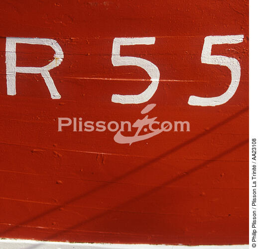 Immatriculation d'un bateau de pêche. - © Philip Plisson / Plisson La Trinité / AA23108 - Nos reportages photos - Déco Marine