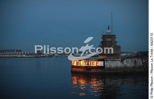 Le port militaire de Cherbourg. - © Philip Plisson / Plisson La Trinité / AA23110 - Nos reportages photos - Nuit