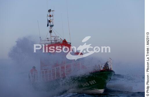 Lifeboat - SNSM - © Philip Plisson / Plisson La Trinité / AA23113 - Photo Galleries - Sea rescuer