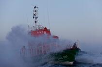 Lifeboat - SNSM © Philip Plisson / Plisson La Trinité / AA23113 - Photo Galleries - Rough seas