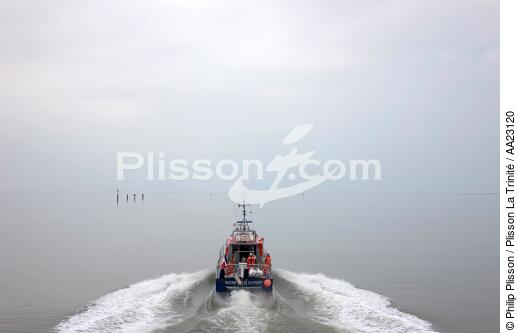 Canot de sauvetage - SNSM - © Philip Plisson / Plisson La Trinité / AA23120 - Nos reportages photos - Sauvetage en mer