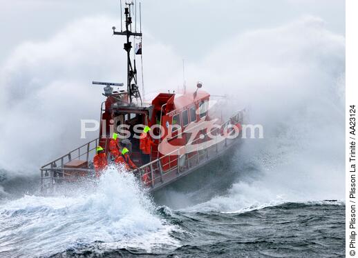 Canot de sauvetage - SNSM - © Philip Plisson / Plisson La Trinité / AA23124 - Nos reportages photos - Mer agitée