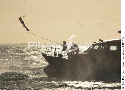 Canot de sauvetage - SNSM - © Philip Plisson / Plisson La Trinité / AA23127 - Nos reportages photos - Contre-jour